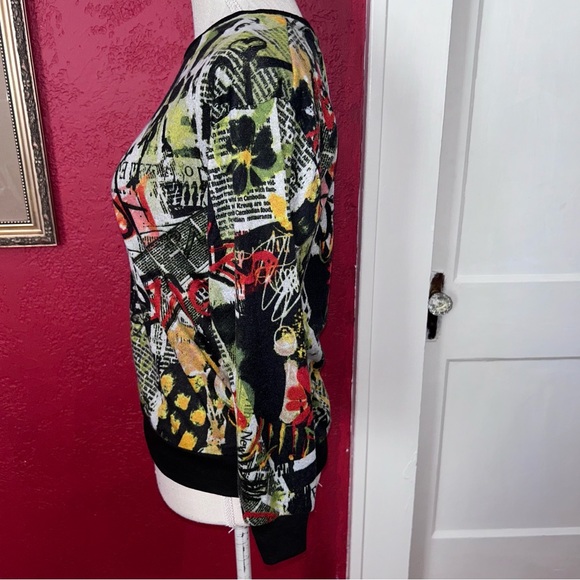 Womens pullover top graffiti print size small NWT - Picture 3 of 8